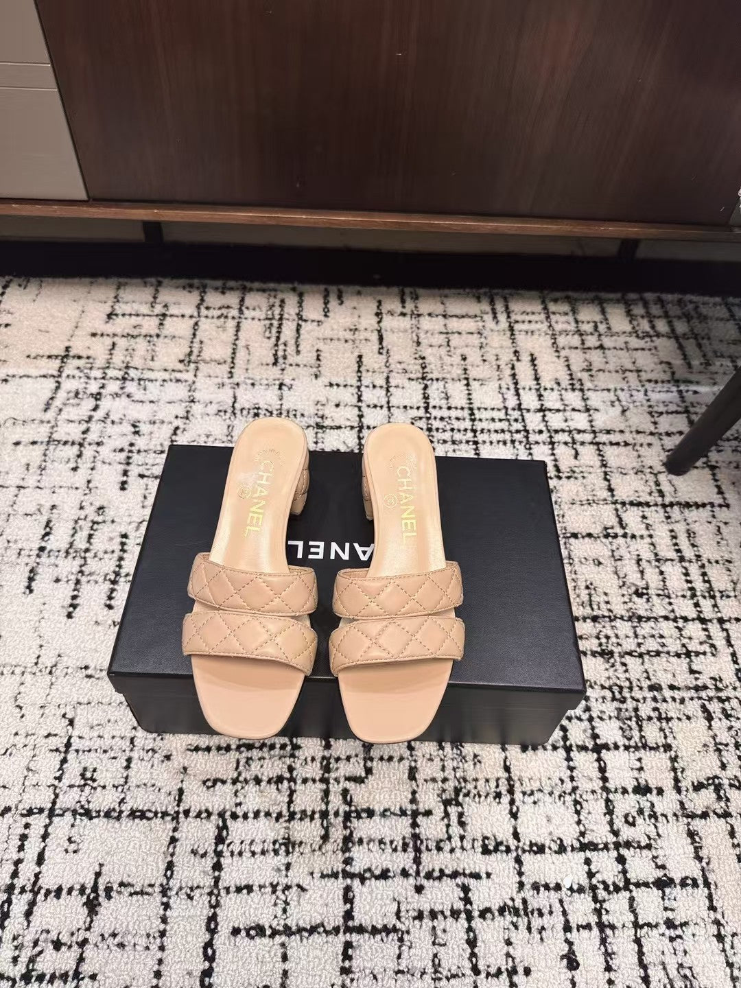 MID HEEL MULES IN MACAROON BEIGE SHEEPSKIN