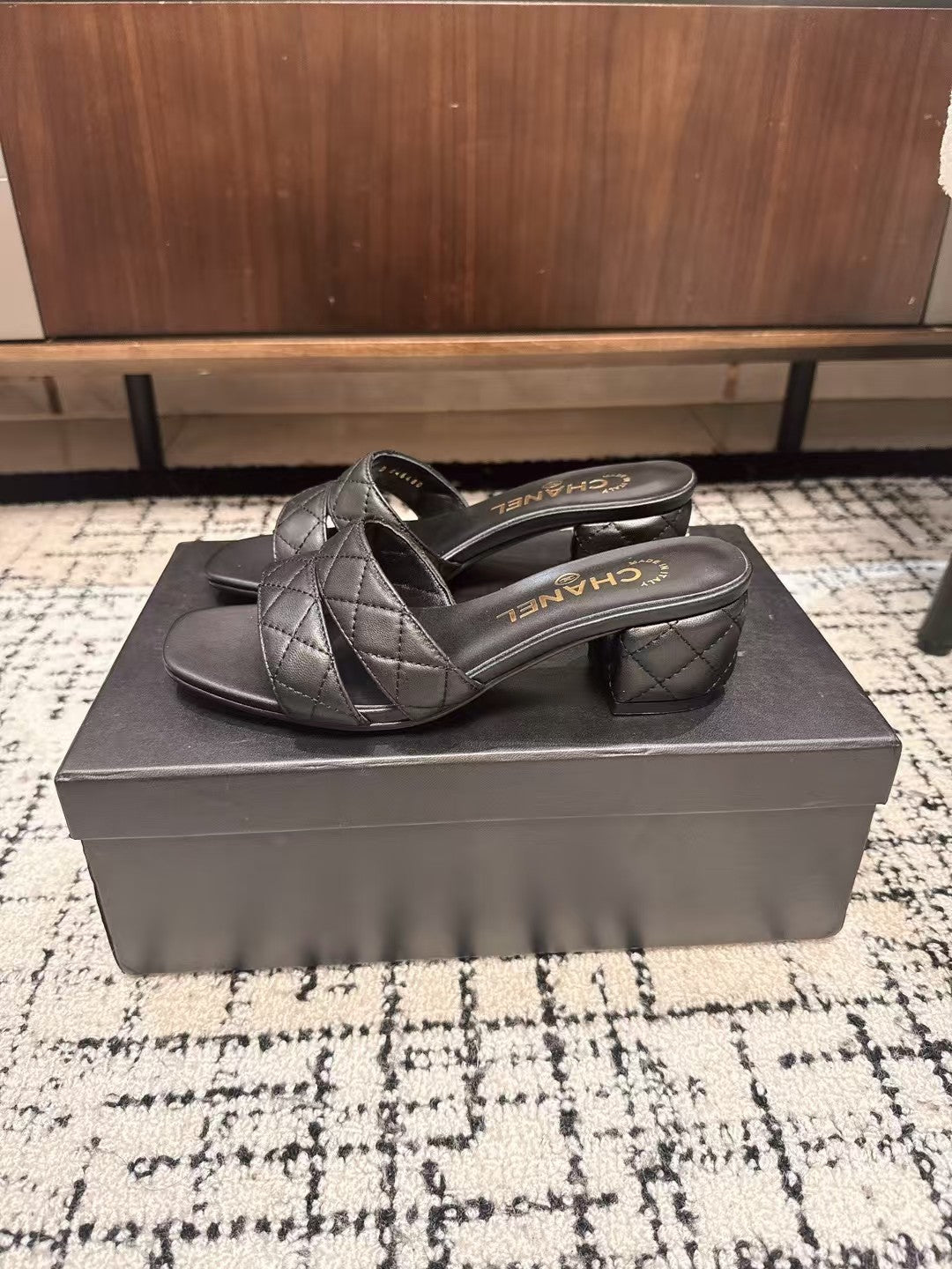 MID HEEL MULES IN BLACK SHEEPSKIN