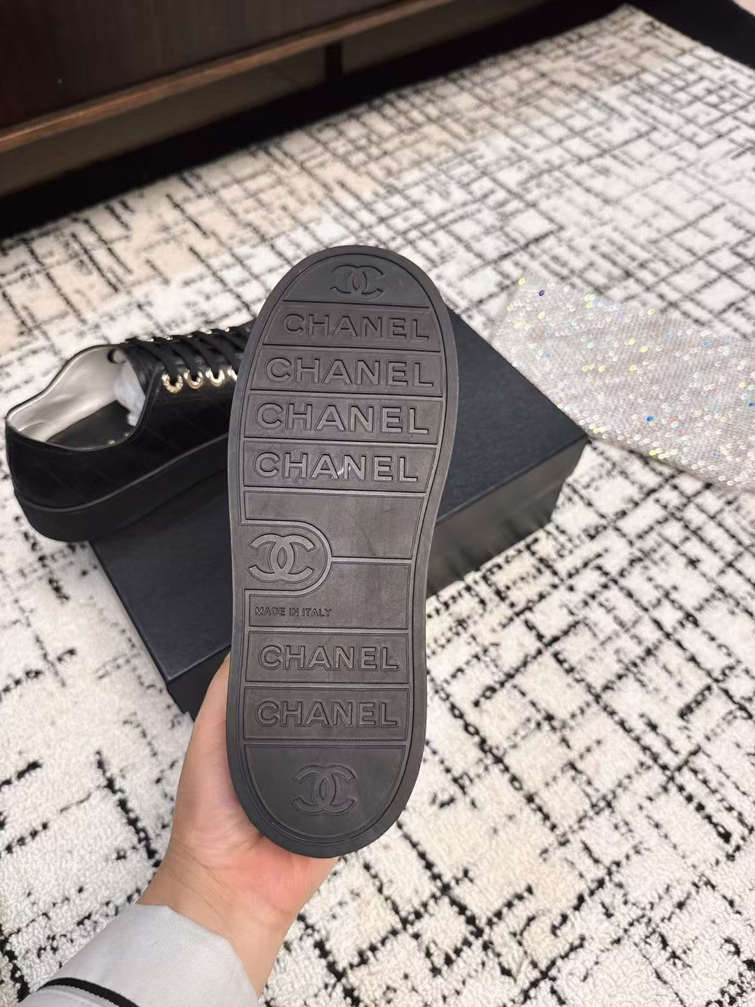 BISCUIT SNEAKERS IN BLACK CALFSKIN
