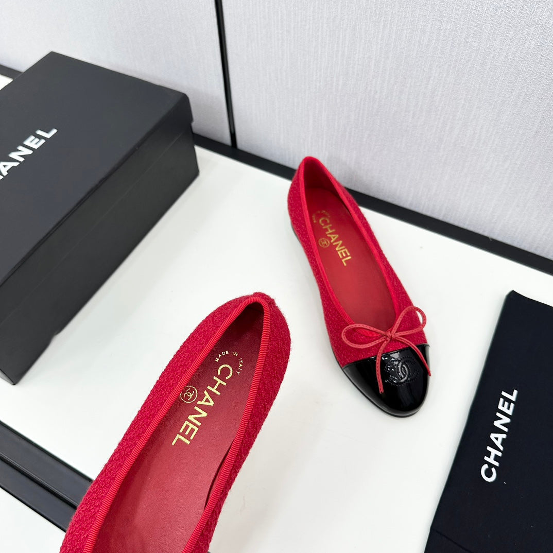 BALLET FLATS IN RUBY RED TWEED AND BLACK CALFSKIN