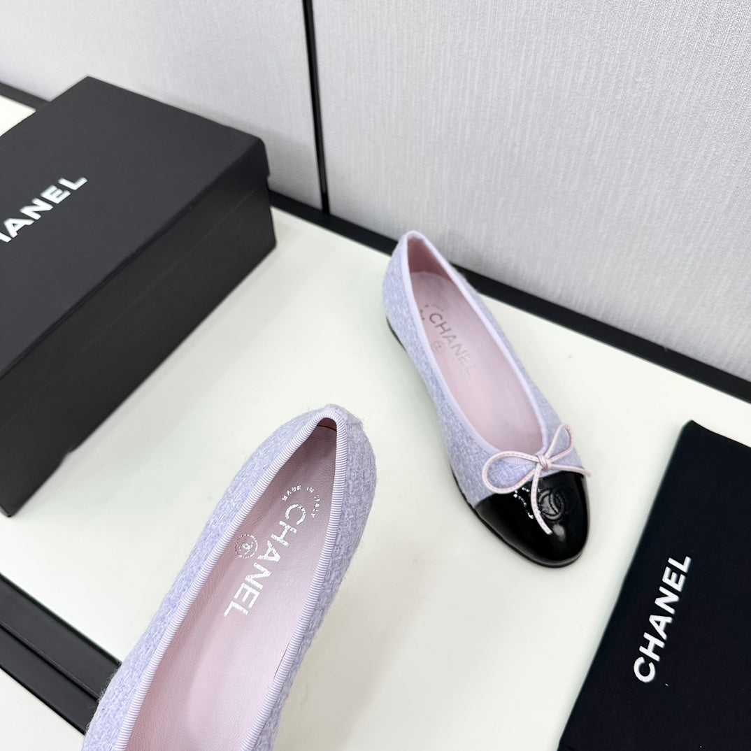 BALLET FLATS IN POWDER BLUE TWEED AND BLACK CALFSKIN