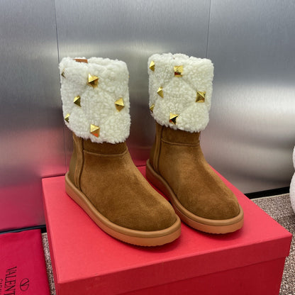 ANKLE STUDDED BOOTS IN SEPIA BROWN SUEDE AND WHITE SHEARLING LINING
