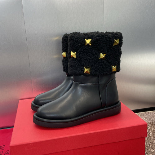 ANKLE STUDDED BOOTS IN BLACK CALFSKIN AND SHEARLING LINING