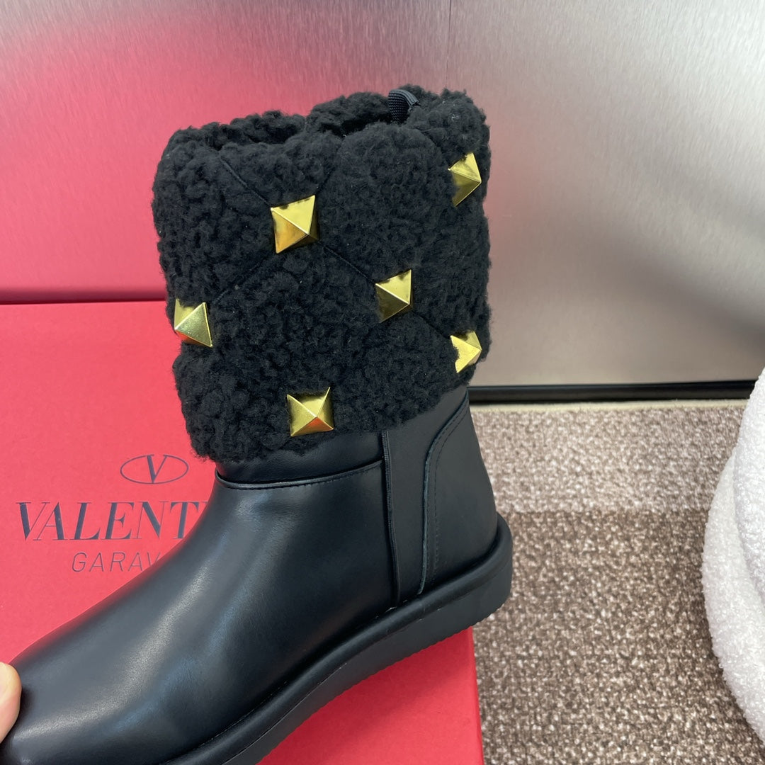 ANKLE STUDDED BOOTS IN BLACK CALFSKIN AND SHEARLING LINING