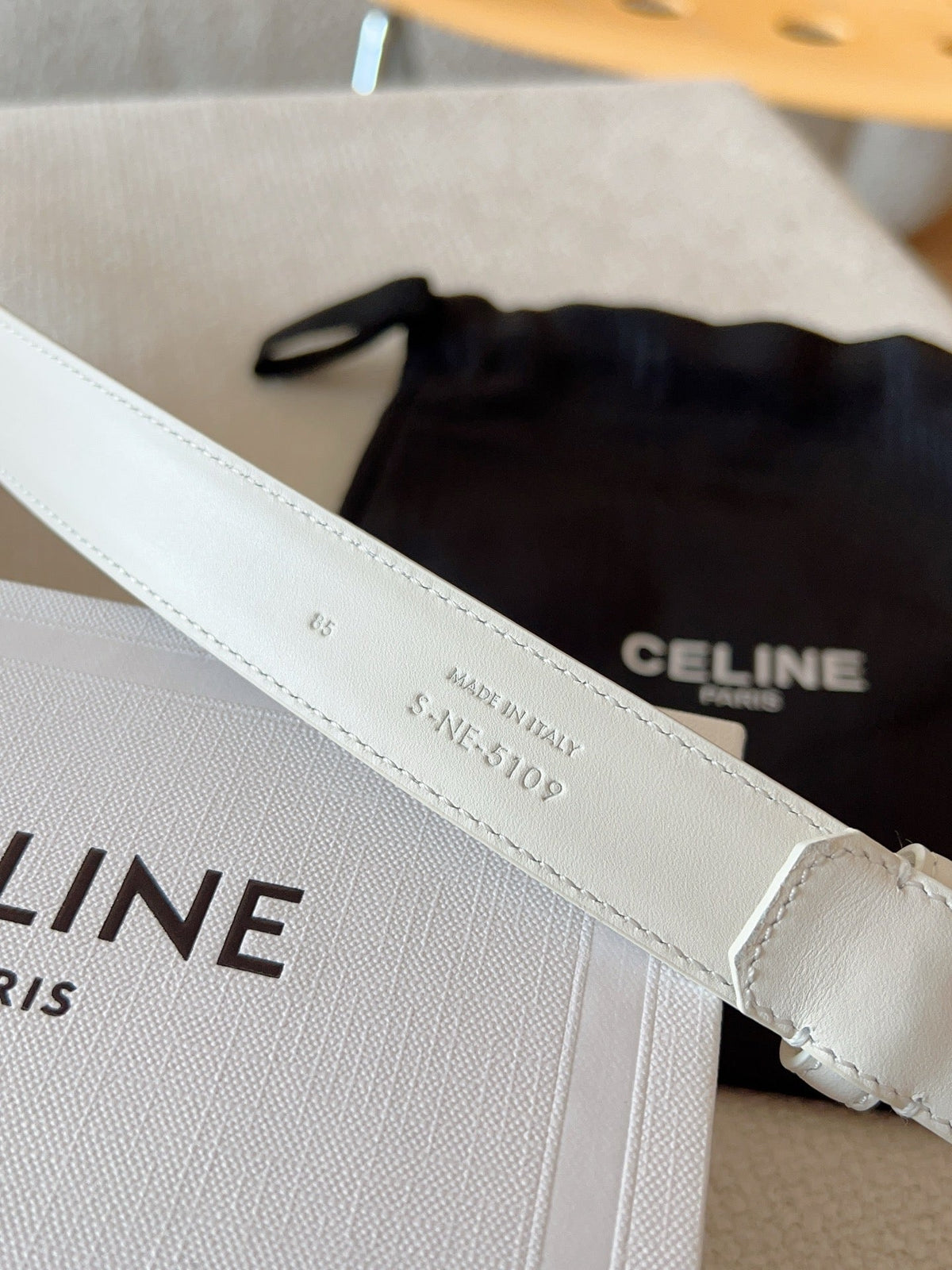BELT 25MM TRIOMPHE LOGO CUT-OUT IN WHITE SMOOTH CALFSKIN WITH GOLD BUCKLE