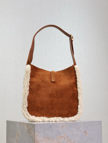 LE 5 À 7 SMALL SUPPLE 23 IN AMBER ORANGE SUEDE AND WHITE LAMB FUR TRIM