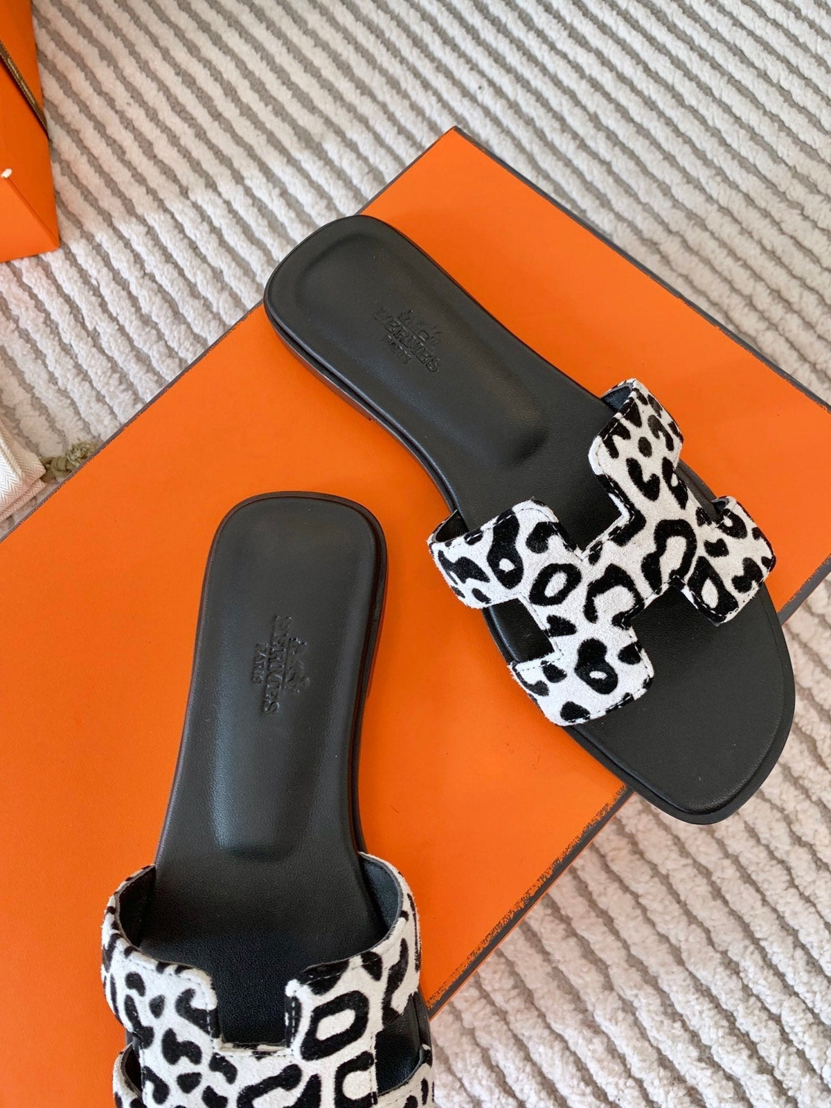 0RAN SANDAL IN BLACK MIX WHITE SUEDE