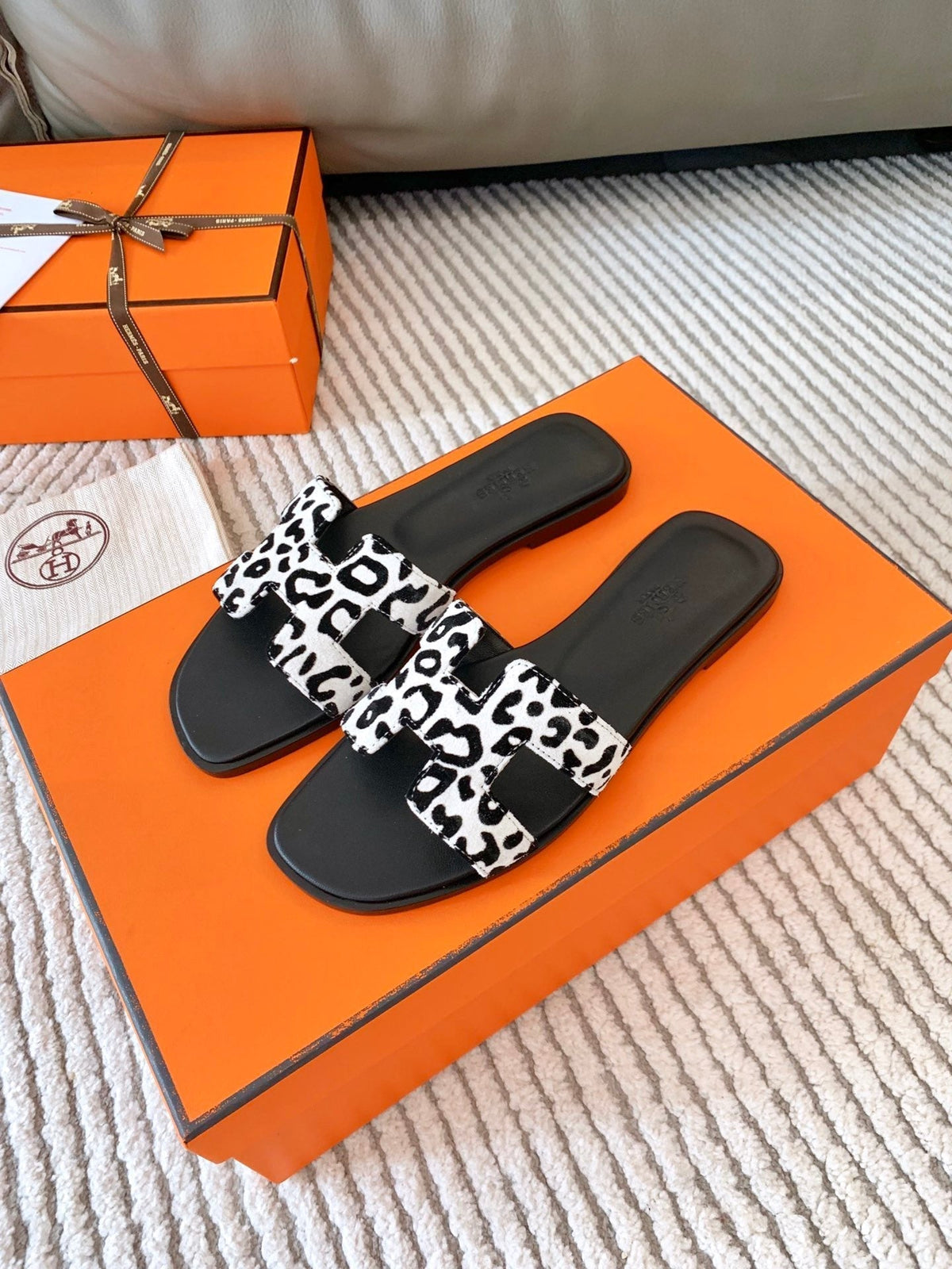 0RAN SANDAL IN BLACK MIX WHITE SUEDE