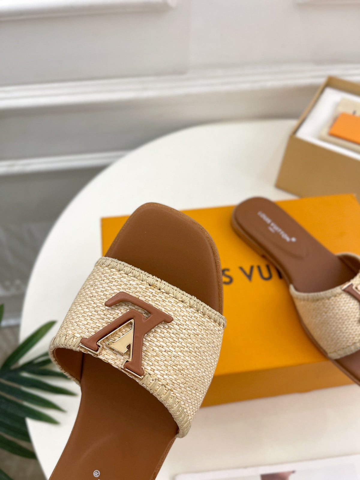 LV WOMEN CAPRI FLAT MULES IN CHOCOLATE BROWN LEATHER AND RAFFIA
