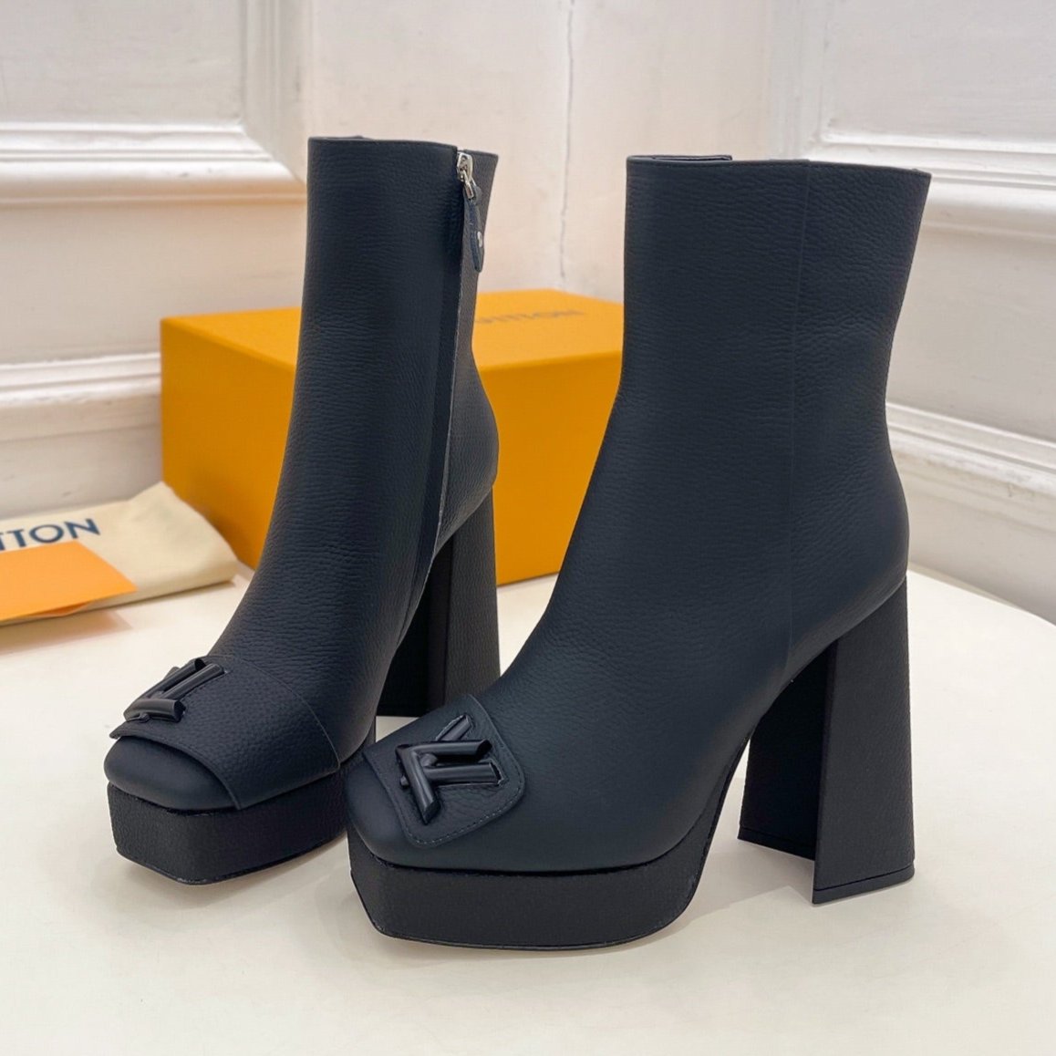 ANKLE BOOTS BLOCK HEEL 9 CM IN BLACK PEPPLE CALFSKIN