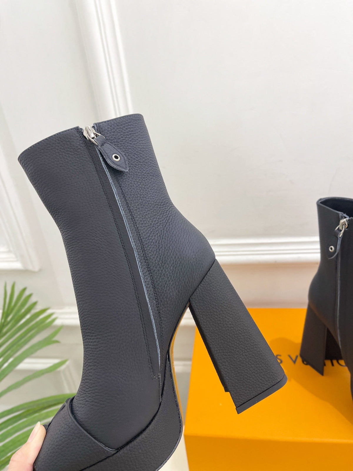 ANKLE BOOTS BLOCK HEEL 9 CM IN BLACK PEPPLE CALFSKIN
