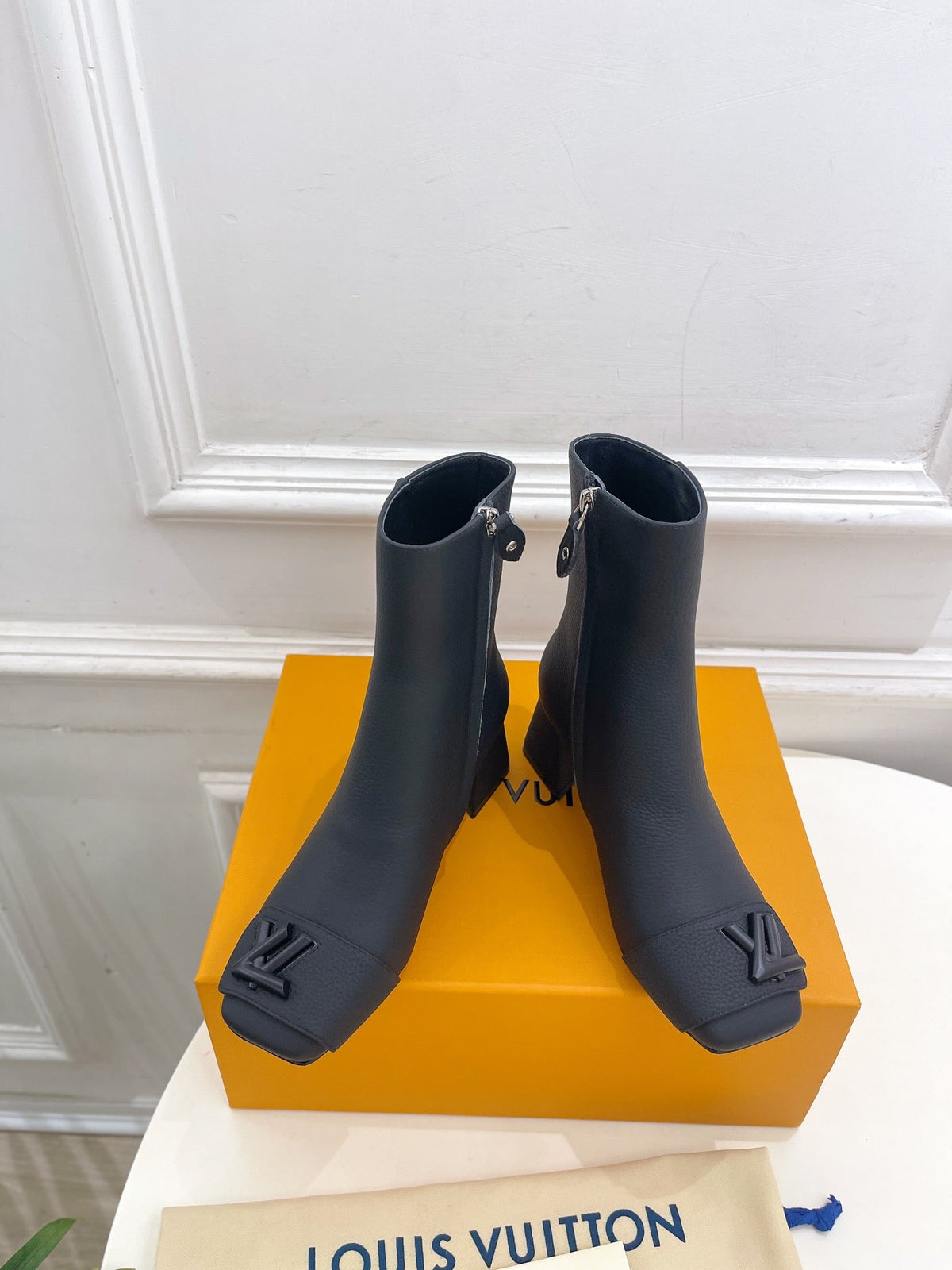 ANKLE BOOTS BLOCK HEEL 5.5 CM IN BLACK PEPPLE CALFSKIN