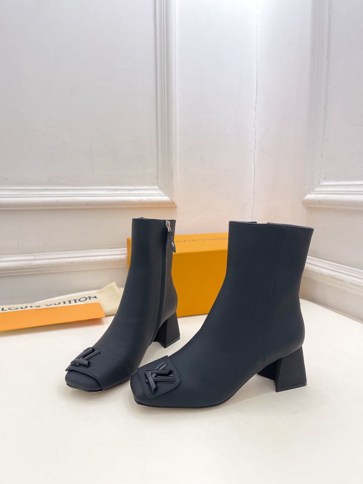 ANKLE BOOTS BLOCK HEEL 5.5 CM IN BLACK PEPPLE CALFSKIN