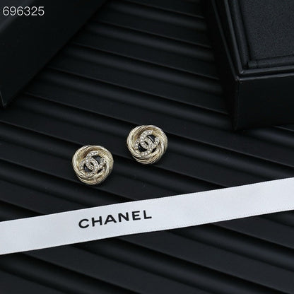 25S TWISTED RIBBED DOUBLE C STUD EARRINGS IN GOLD METAL