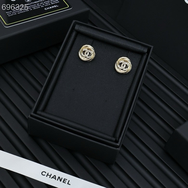 25S TWISTED RIBBED DOUBLE C STUD EARRINGS IN GOLD METAL