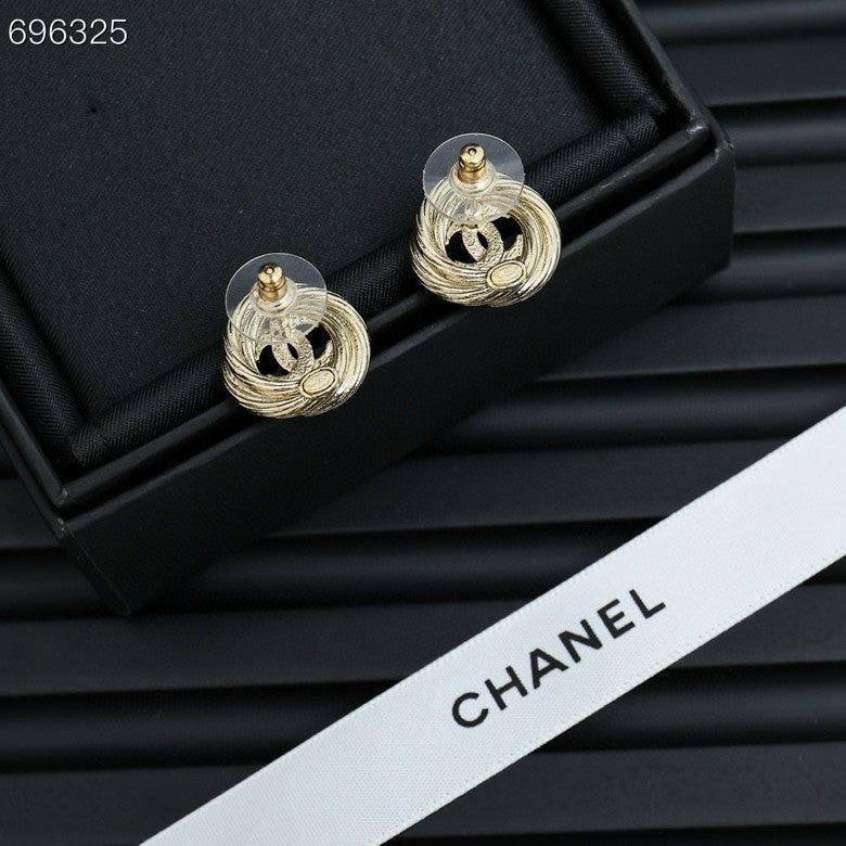 25S TWISTED RIBBED DOUBLE C STUD EARRINGS IN GOLD METAL