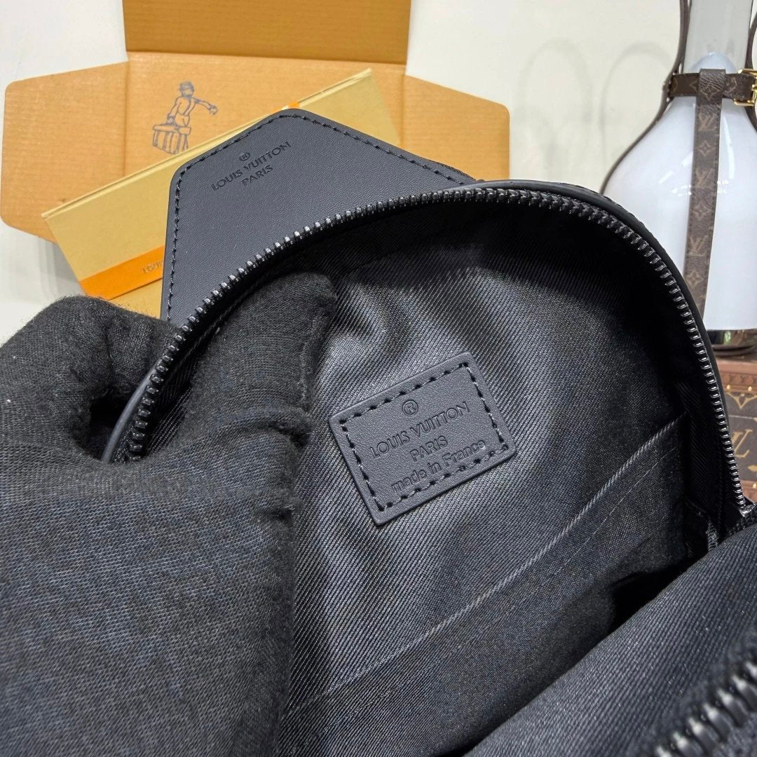 Louis Vuitton Avenue pm Crossbody bag in Taurillion Monogram