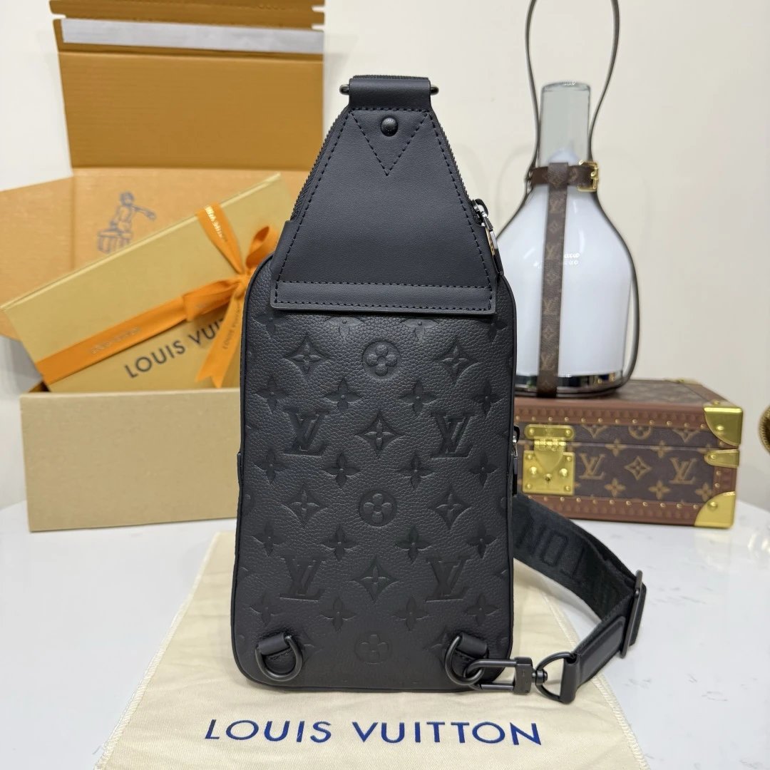 Louis Vuitton Avenue pm Crossbody bag in Taurillion Monogram