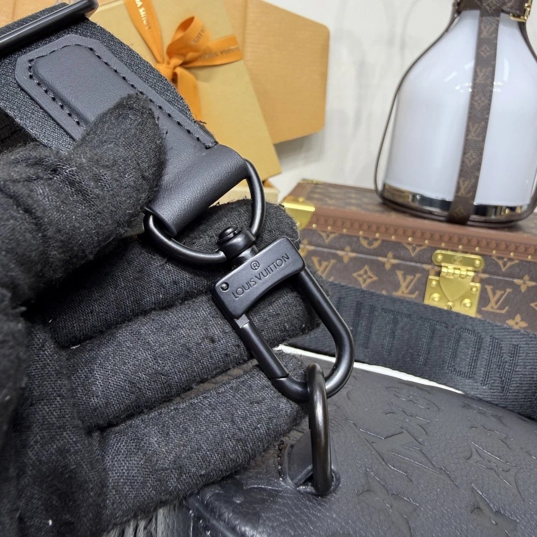 Louis Vuitton Avenue pm Crossbody bag in Taurillion Monogram