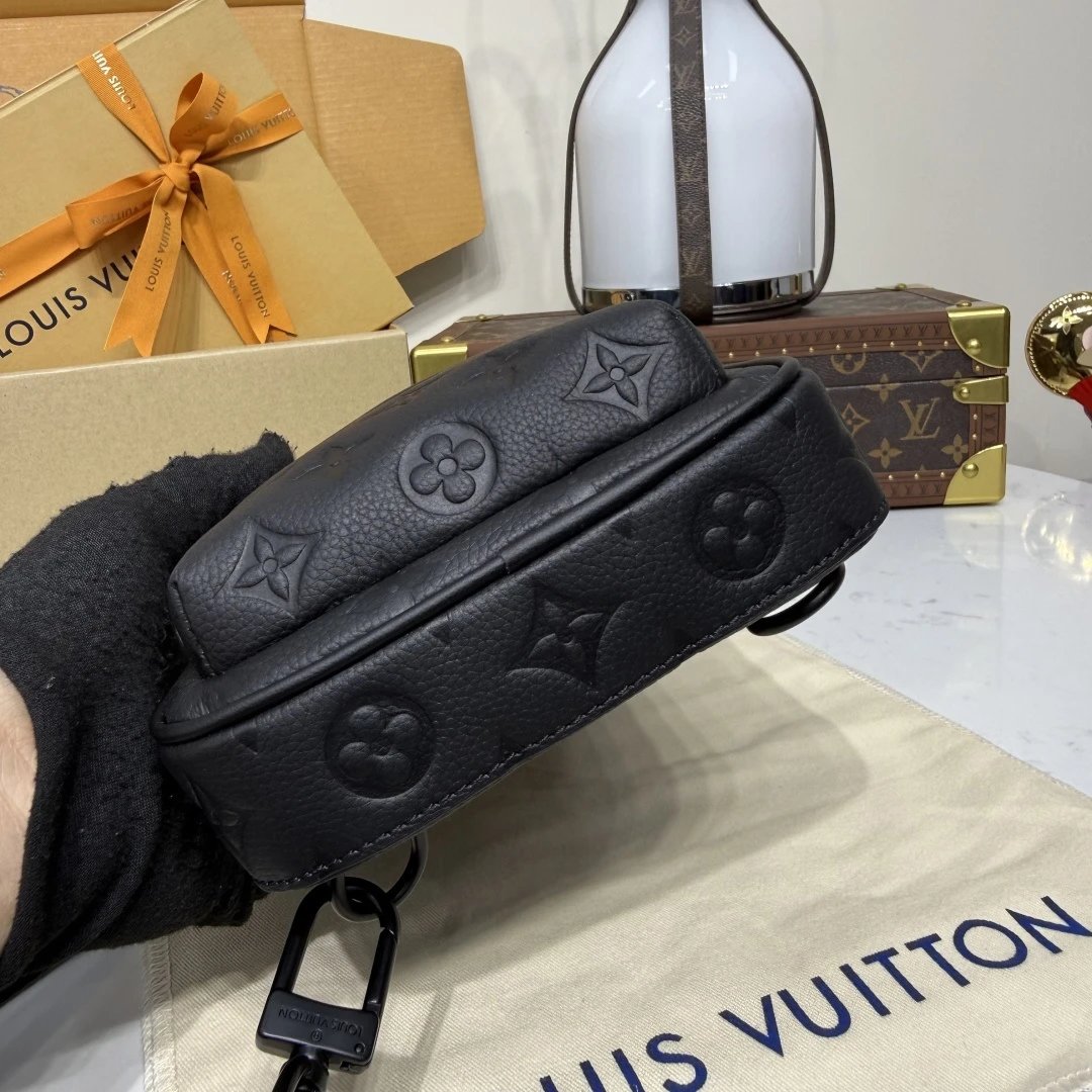 Louis Vuitton Avenue pm Crossbody bag in Taurillion Monogram