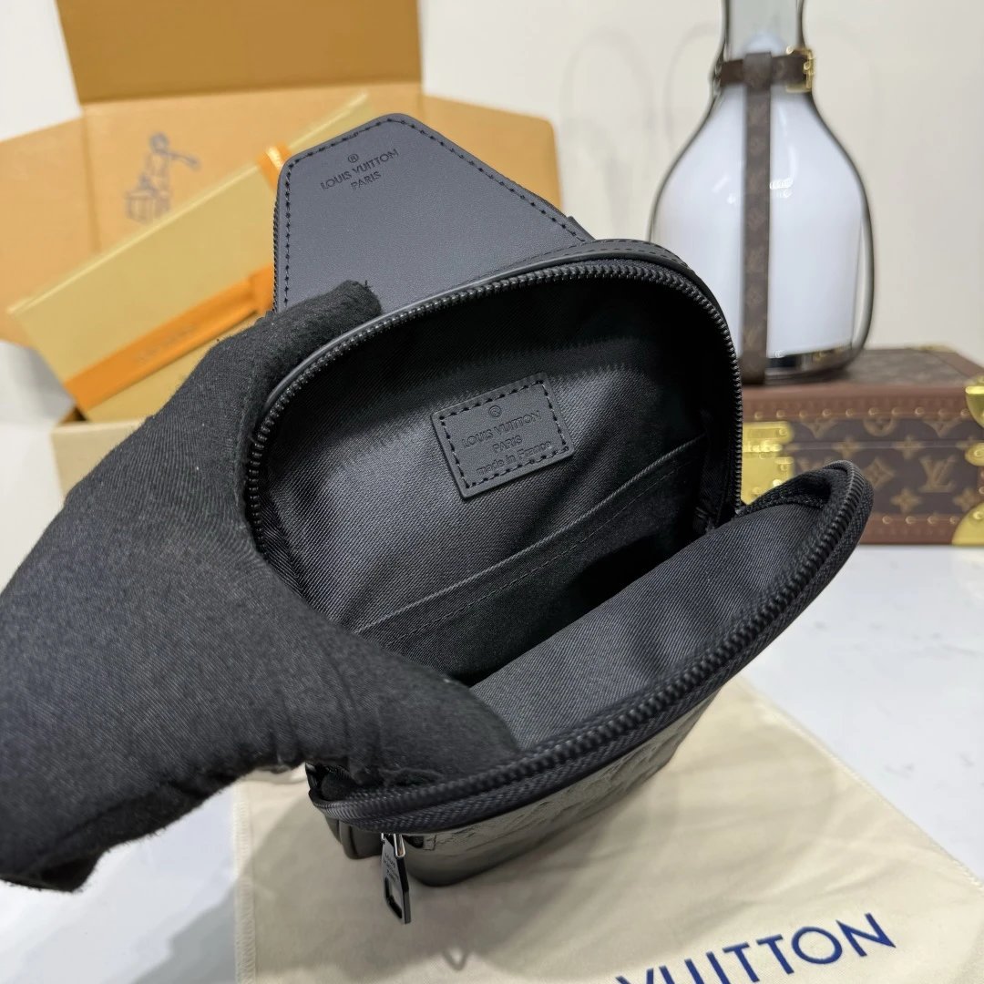 Louis Vuitton Avenue pm Crossbody bag in Taurillion Monogram
