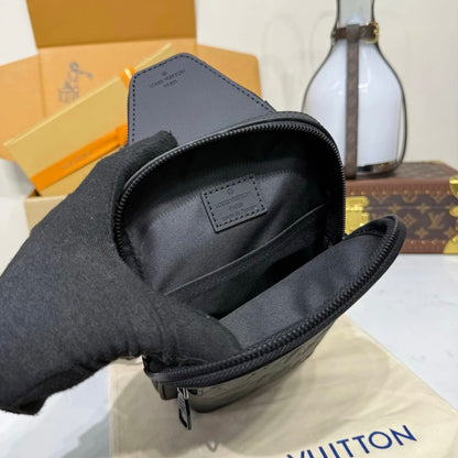 Louis Vuitton Avenue pm Crossbody bag in Taurillion Monogram